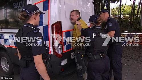 新闻爆料袭警视频大全,警民冲突瞬间再现